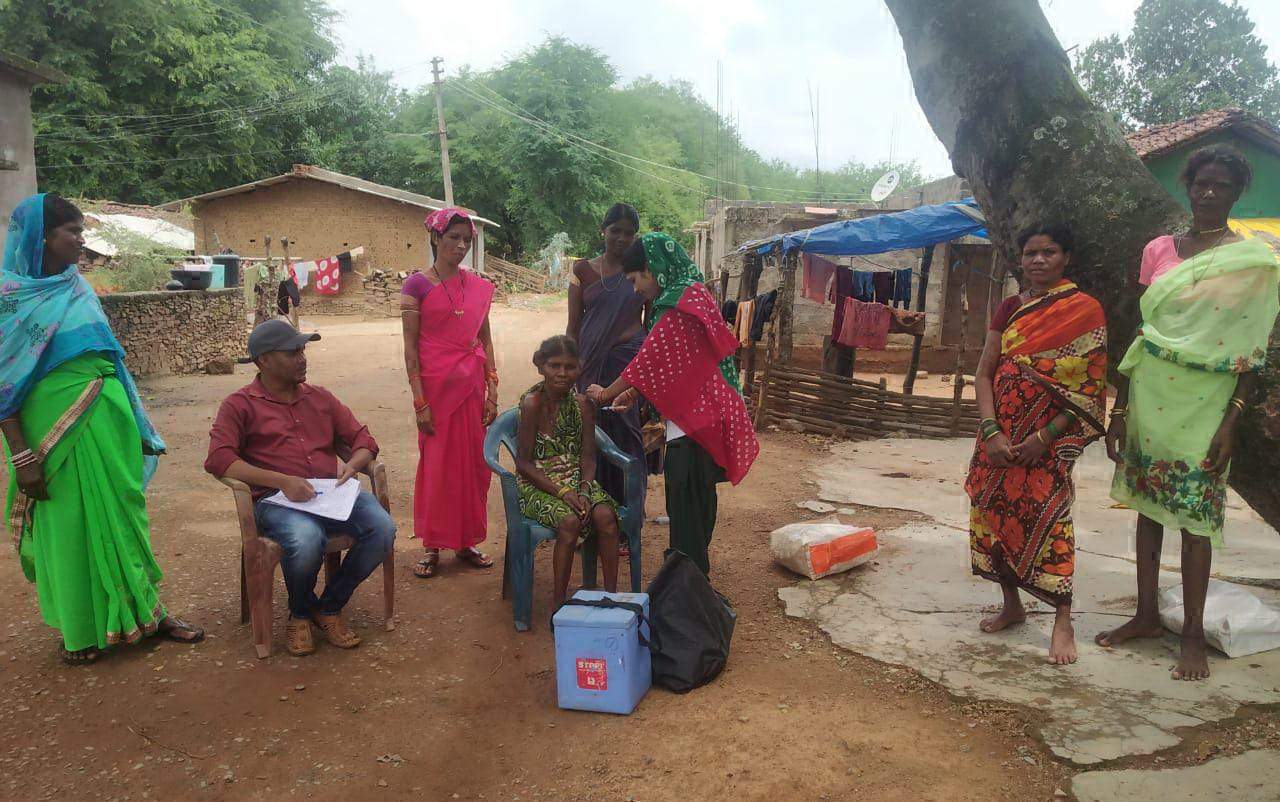 बकावण्ड विकासखण्ड के गांवों में पहुंचकर कोरोना टीकाकरण