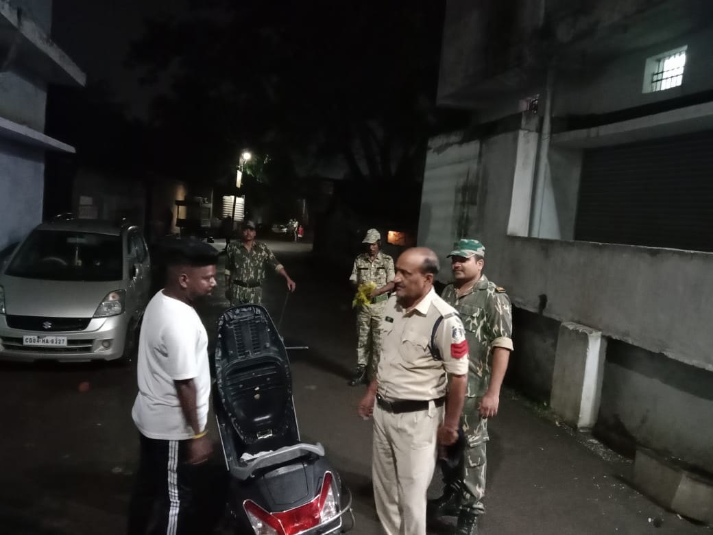 पुलिस ने रात की पैदल पेट्रोलिंग