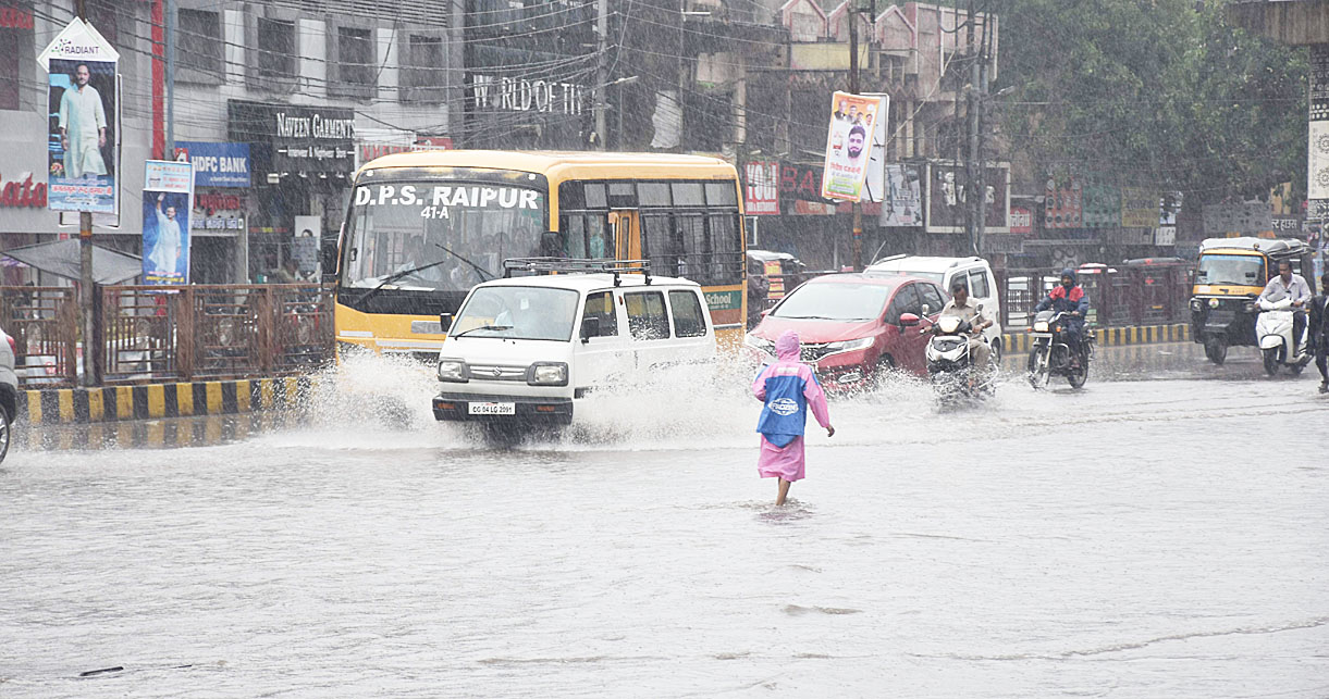 रायपुर, बस्तर में चक्रवाती बारिश, अभी मौसम ऐसा ही रहेगा