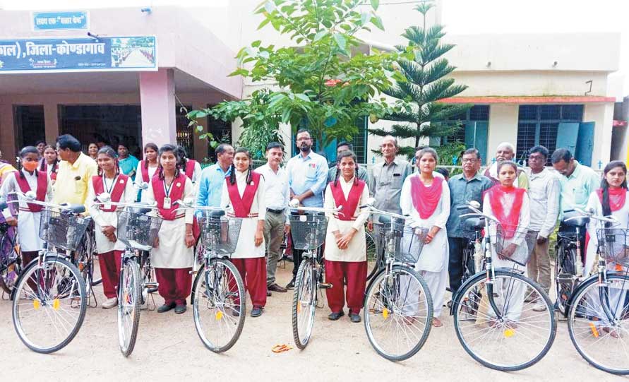 सुरडोंगर स्कूल की 37 छात्राओं को मिली साइकिल