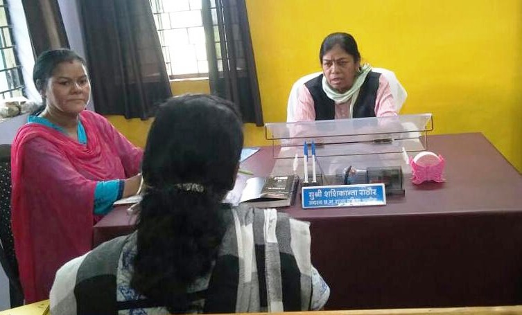महिला आयोग की सदस्य शशिकांता ने प्रकरण की सुनवाई की