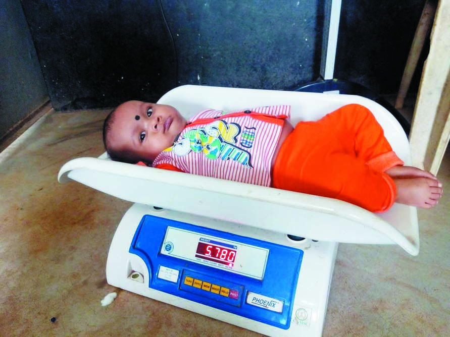 आंगनबाड़ी केंद्रों में नन्हे बच्चों  का लिया जा रहा वजन