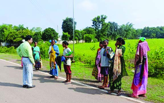 टीकाकरण महाअभियान को गति देने को सीएमएचओ मिल रहे ग्रामीणों से