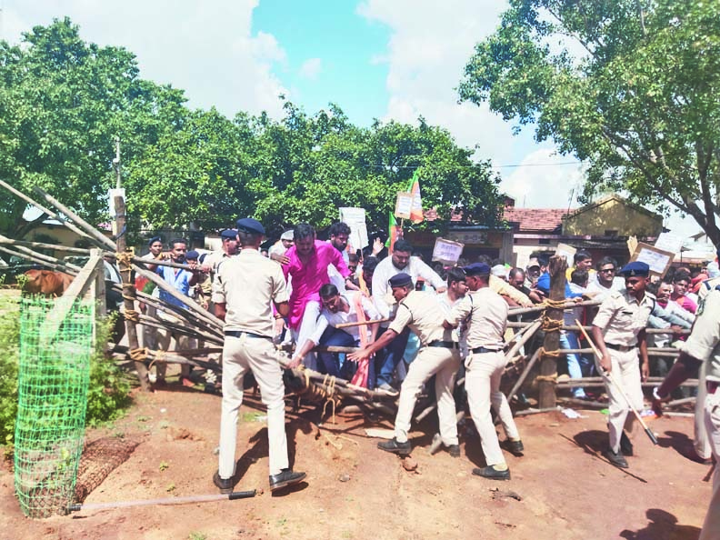 बेरोजगारी भत्ता को लेकर भाजयुमो ने एसडीएम दफ्तर घेरा 