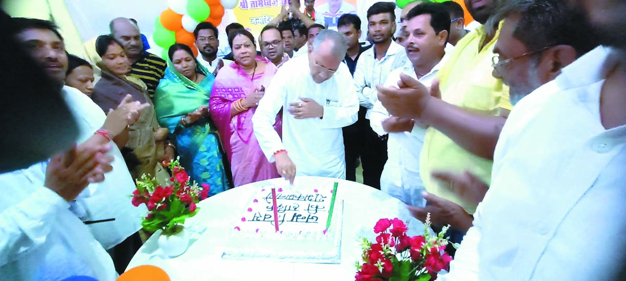 गृहमंत्री को जन्मदिन पर बधाई देने भीड़