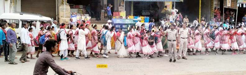 आदिवासी दिवस पर परंपरागत नृत्य के साथ निकाली रैली