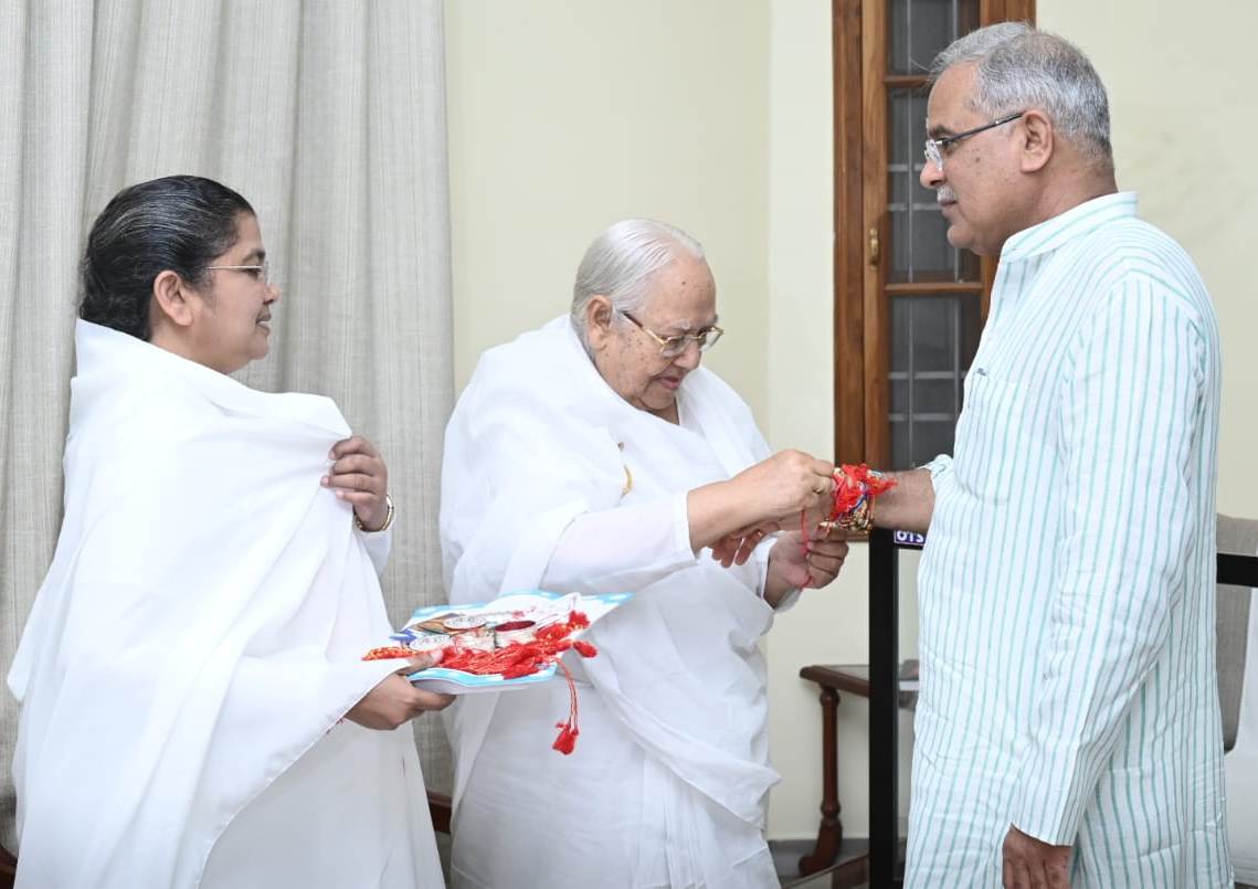 मुख्यमंत्री श्री भूपेश बघेल को ब्रह्मकुमारी बहनों ने बांधी राखी