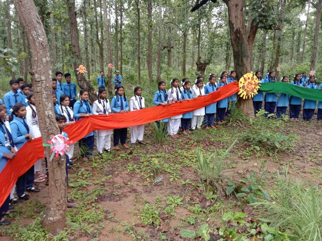 करंजी में बच्चों ने पेड़ को बांधा रक्षासूत्र, दिया पर्यावरण संरक्षण का संदेश