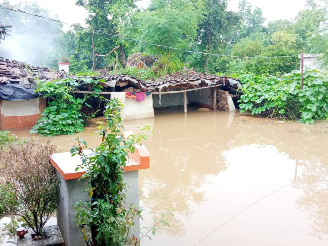 बारिश: नदी उफान पर, घरों में घुसा पानी, फंसे दर्जनभर को सुरक्षित निकाला