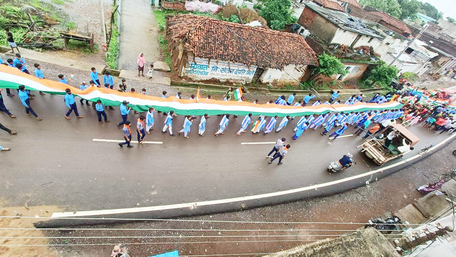 शौर्य संगठन ने निकाली 75 मीटर लंबे तिरंगे की प्रभातफेरी, सांस्कृतिक परिधान रैली में दिखाई विविधता में एकता