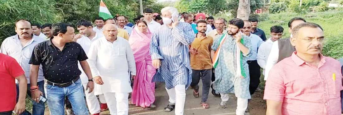 मंत्री सिंहदेव ने फतेहपुर से सुखरी तक पैदल यात्रा की