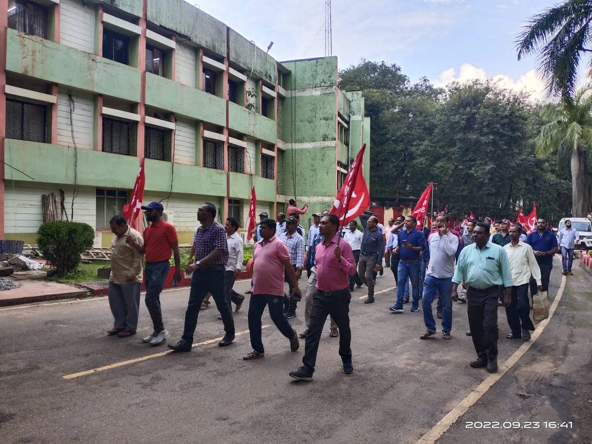 काम से निकाले जाने का डर, मजदूरों ने निकाली रैली, एनएमडीसी को ज्ञापन
