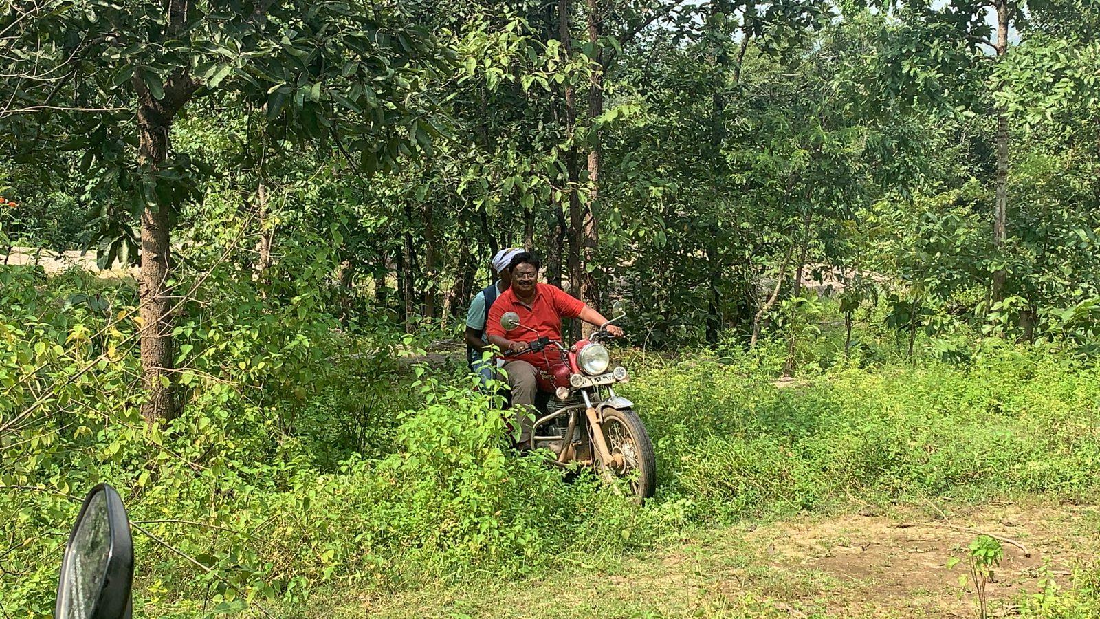 अवैध कटाई : ग्रामीणों की बात अफसर नहीं सुने, विधायक के पास पहुंचा मामला, 8 किमी  बाइक चलाकर देखने पहुंचे