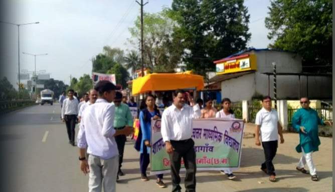 स्कूली बच्चों ने गांधी जयंती पर निकाली रैली