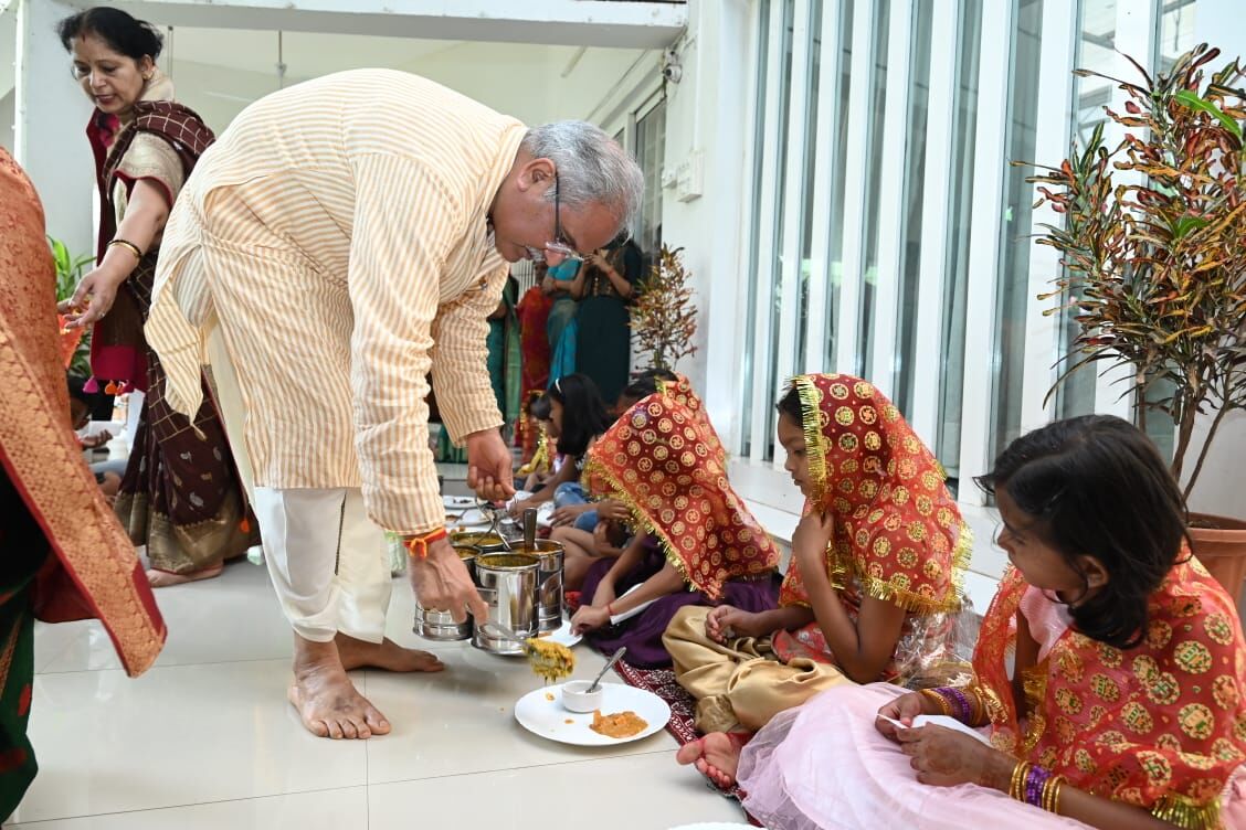 भिलाई-3 निवास में कन्याओं को भोजन परोस मुख्यमंत्री ने मांगा आशीर्वाद