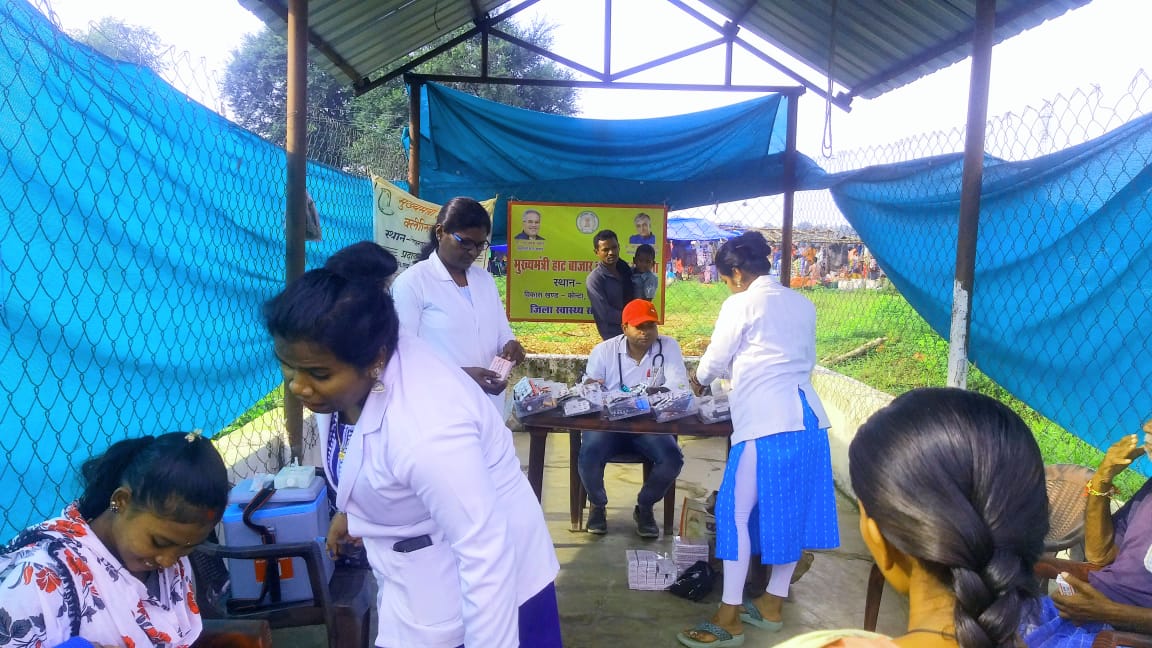हाटबाजार में शिविर लगाकर ग्रामीणों का इलाज, कोरोना टीके भी