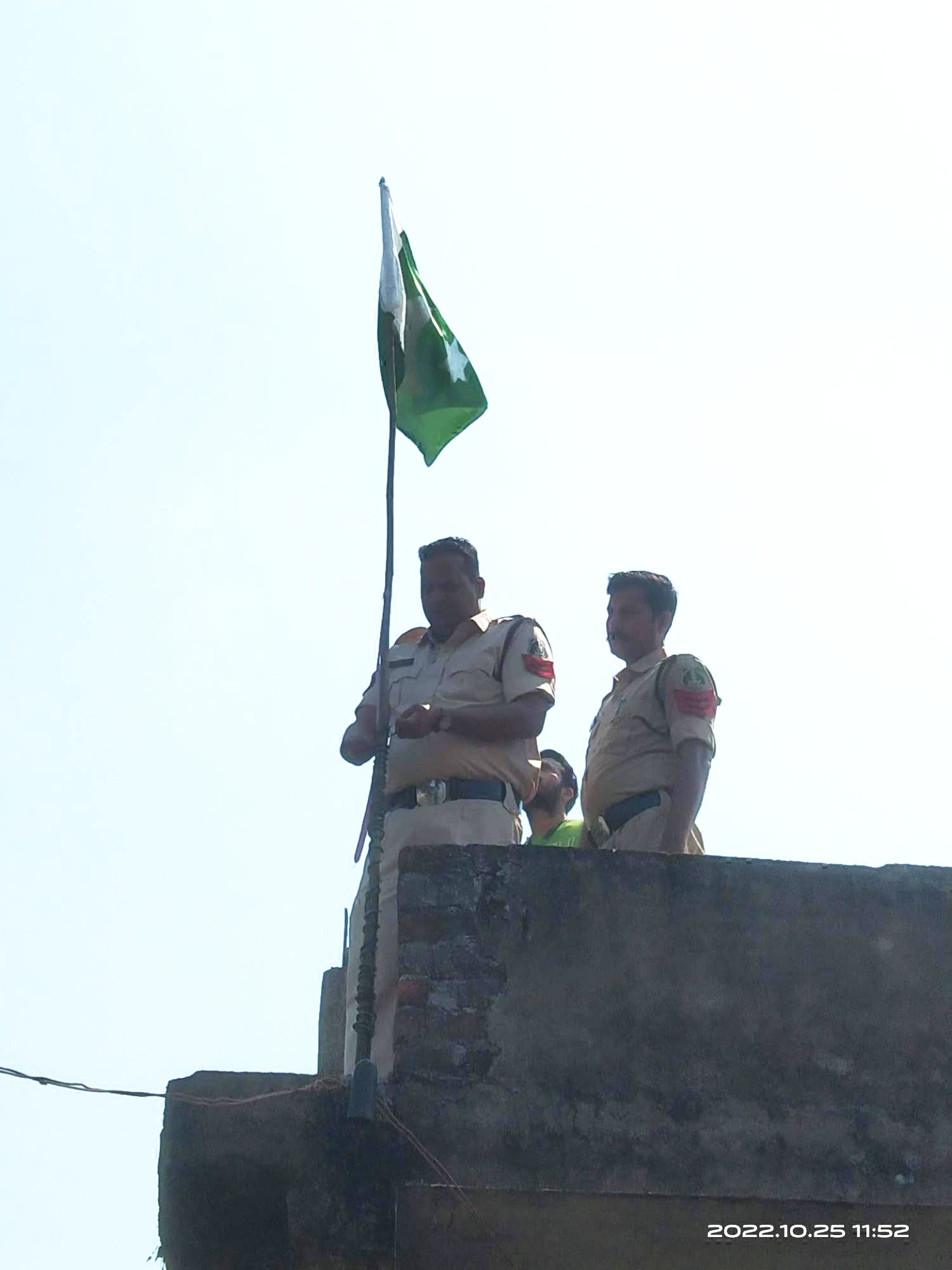 घर की छत पर पाकिस्तान झंडा फहराने वाला पहुंचा जेल