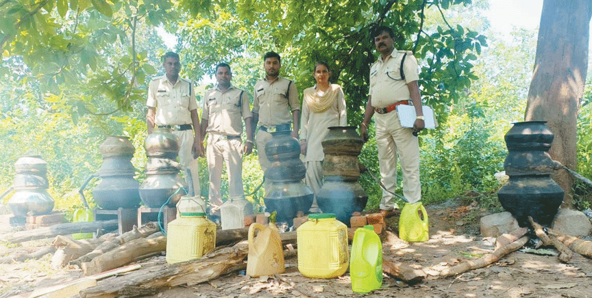 जंगल में दबिश, हाथ भट्टी कच्ची महुआ शराब एवं 1200 किलो महुआ लाहन जब्त