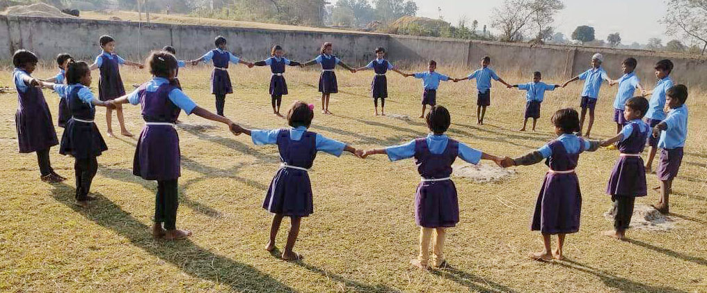 शबरी सेवा संस्थान ने कंचनपुर में बच्चों को व्यायम एवं खेल सिखाया