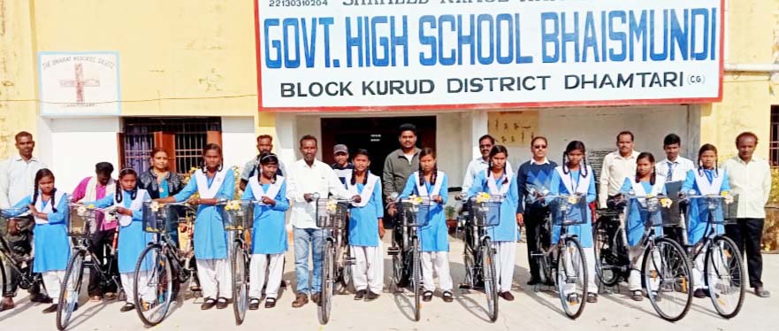 स्कूली छात्राओं को मिली साइकिल