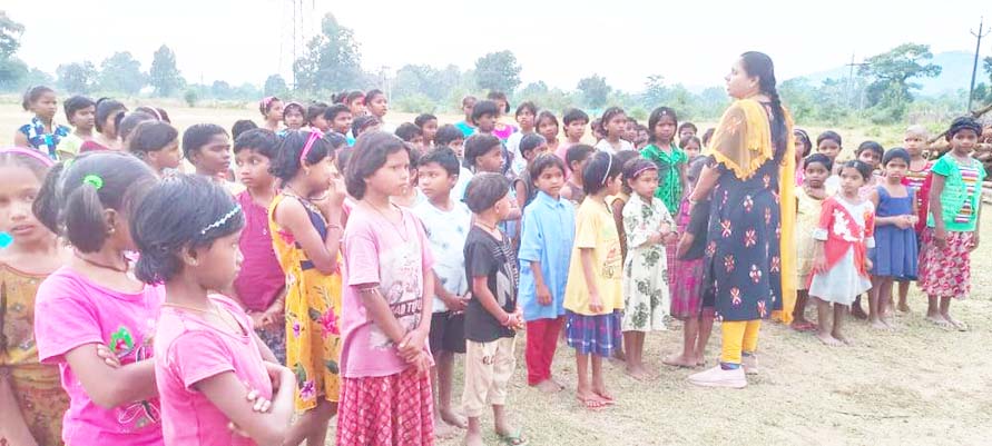 भाजपा नेत्री दीपिका पहुंचीं बालिका आश्रम, चिकपाल छात्राओं को बताया गुडटच बैडटच और अधिकार