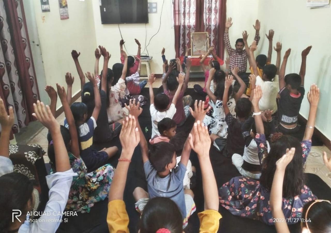 बाल संस्कार केंद्र में विद्यार्थी  सीख रहे सफलता के रहस्य