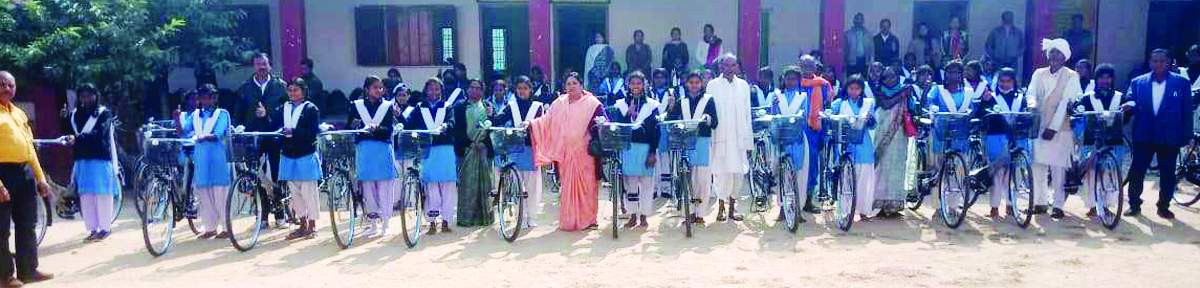 61 छात्राओं को मिली साइकिल
