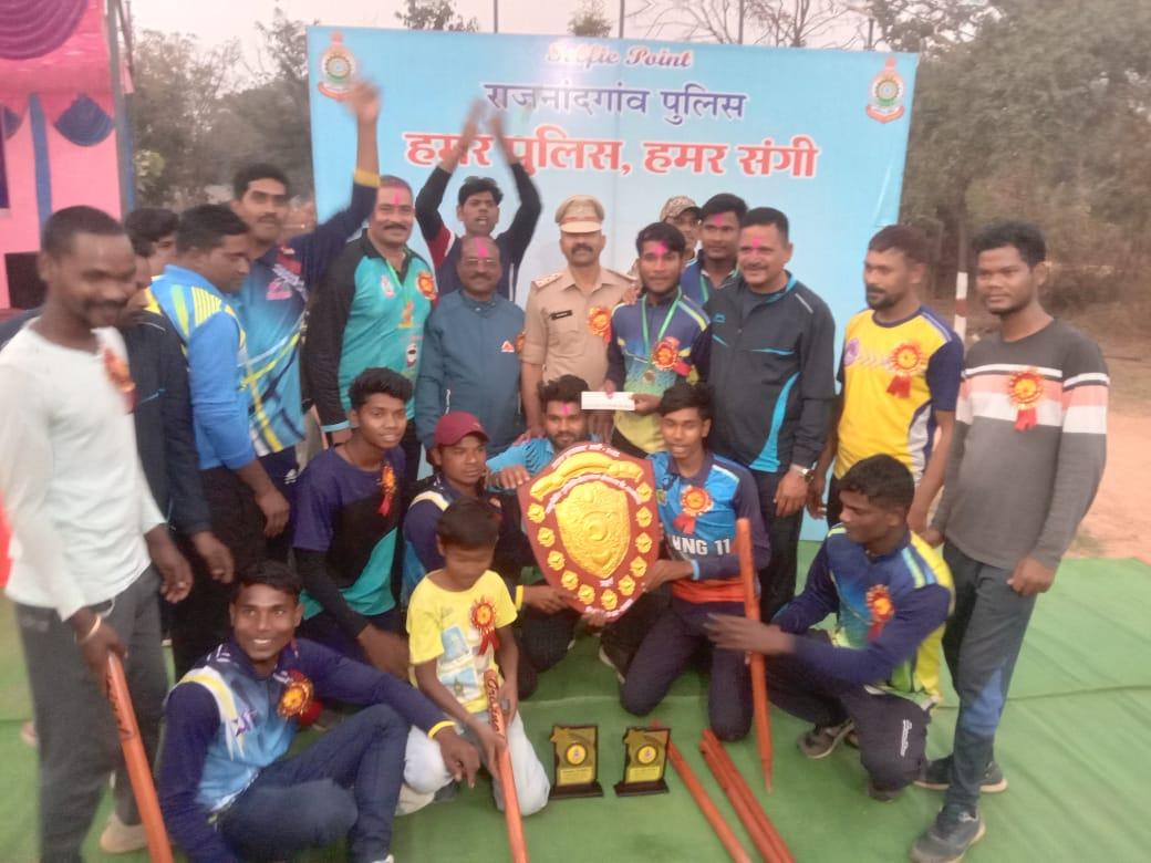क्रिकेट प्रतियोगिता में बरनाराकला की टीम ने मारी बाजी उपविजेता का खिताब पुलिस लाईन के नाम