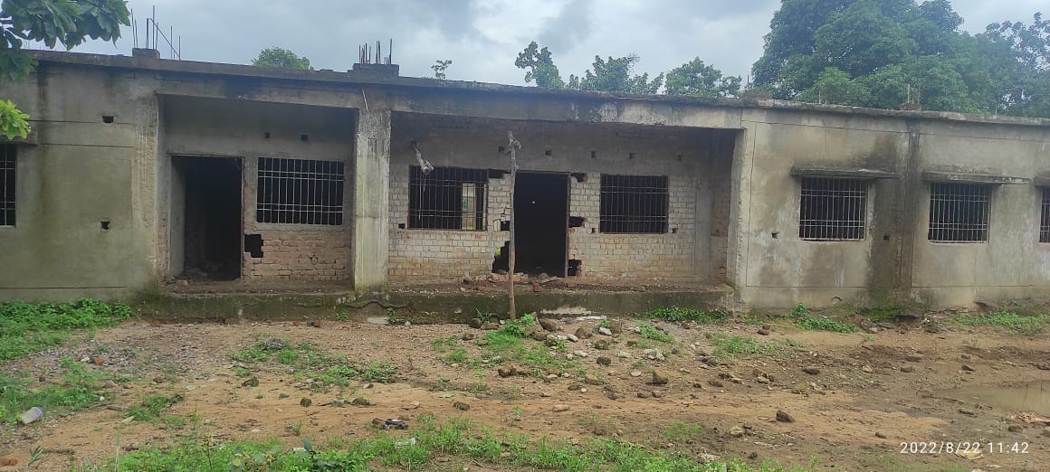 चारगांव आदिवासी बालिका छात्रावास का भवन निर्माण अधूरा, 6 साल से अटका हुआ है काम, छात्राओं को हो रही परेशानी