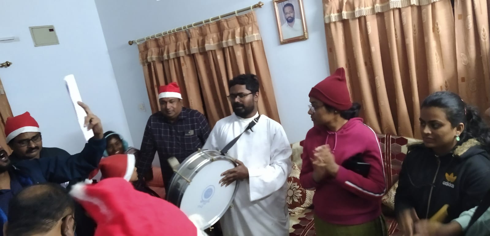 क्रिसमस पर्व पर ईसाई समुदाय के घरों में गाये जा रहे कैरोल सांग