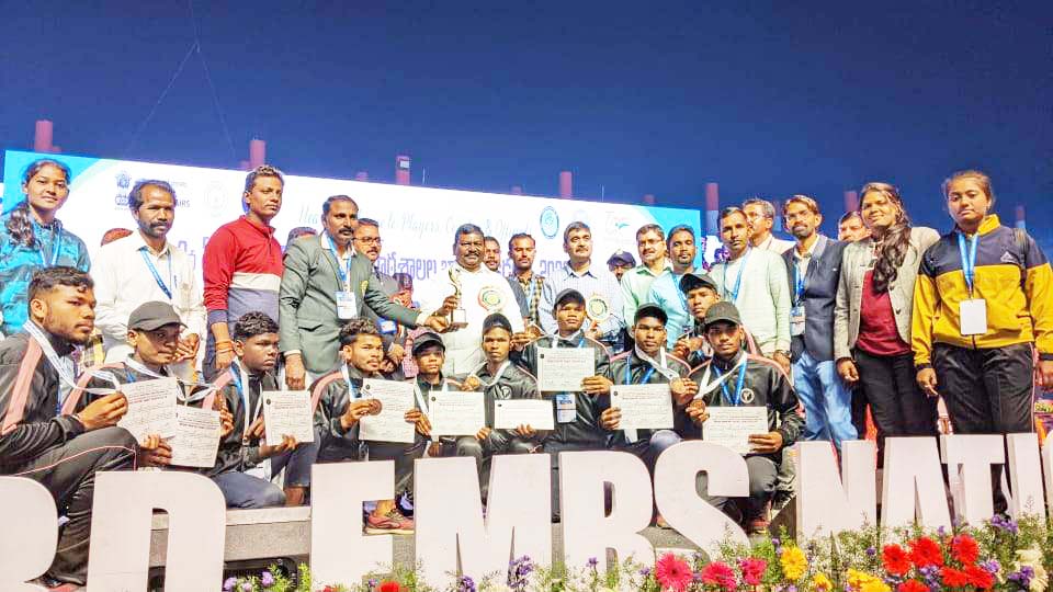एकलव्य विद्यालय तरेगांव जंगल के विद्यार्थियों ने आंध्र में राष्ट्रीय खेल में दिखाया दमखम, जीते 13 पदक