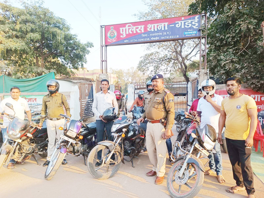 गंडई पुलिस ने निकाली बाईक रैली