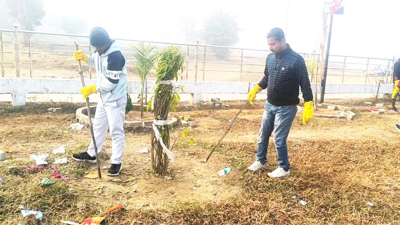 कलेक्टर सपत्नीक और अफसरों ने  झुमका जल महोत्सव के बाद फैले कचरे को किया साफ