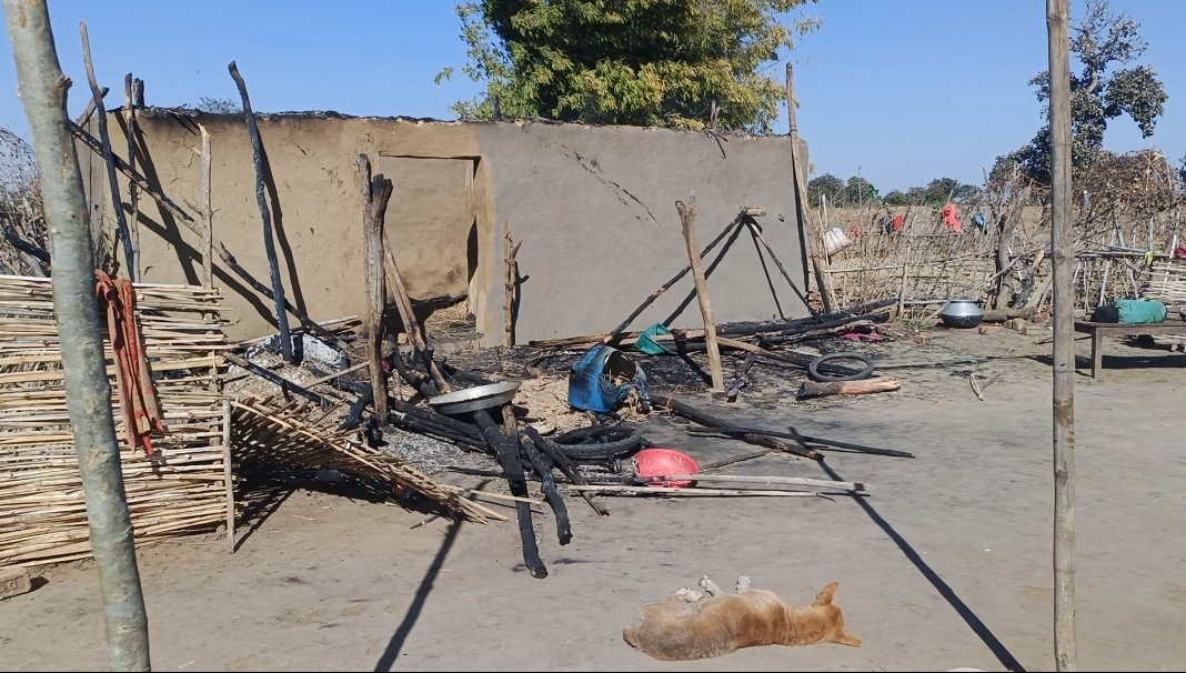 पैरावट की आग में झुलसे के बच्चे की मौत, गांव में पसरा मातम