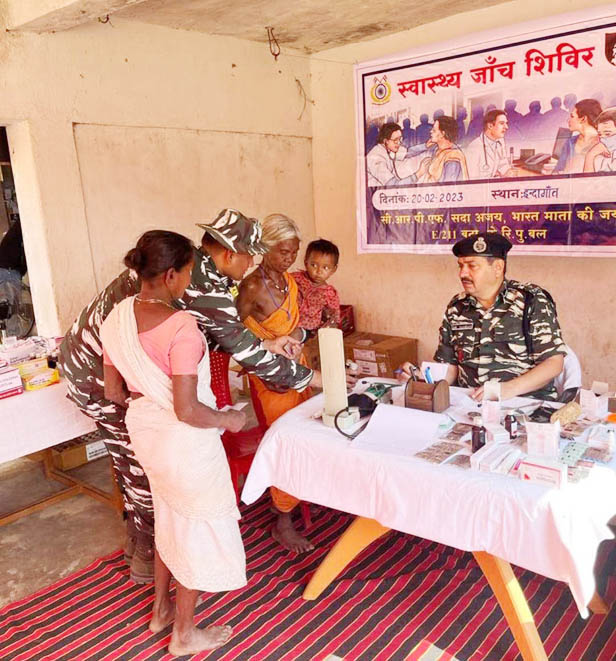 सीआरपीएफ ने मेडिकल कैंप लगाकर ग्रामीणों का किया उपचार