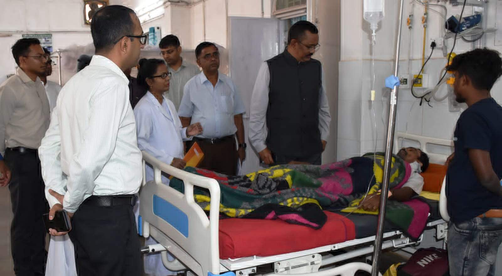 आयुष्मान कार्ड बनाकर हितग्राहियों को दिया जाए योजना का लाभ - धावड़े, कमिश्नर ने नारायणपुर जिला अस्पताल का किया निरीक्षण