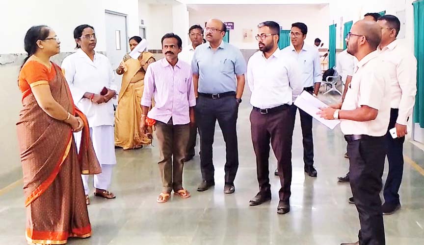 कलेक्टर ने सामुदायिक स्वास्थ्य केन्द्र  पिथौरा का निरीक्षण किया