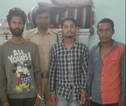 महाराष्ट्र के तीन चोर गिरफ्तार, जेवरात और मोबाइल बेचने ग्राहक तलाश रहे थे