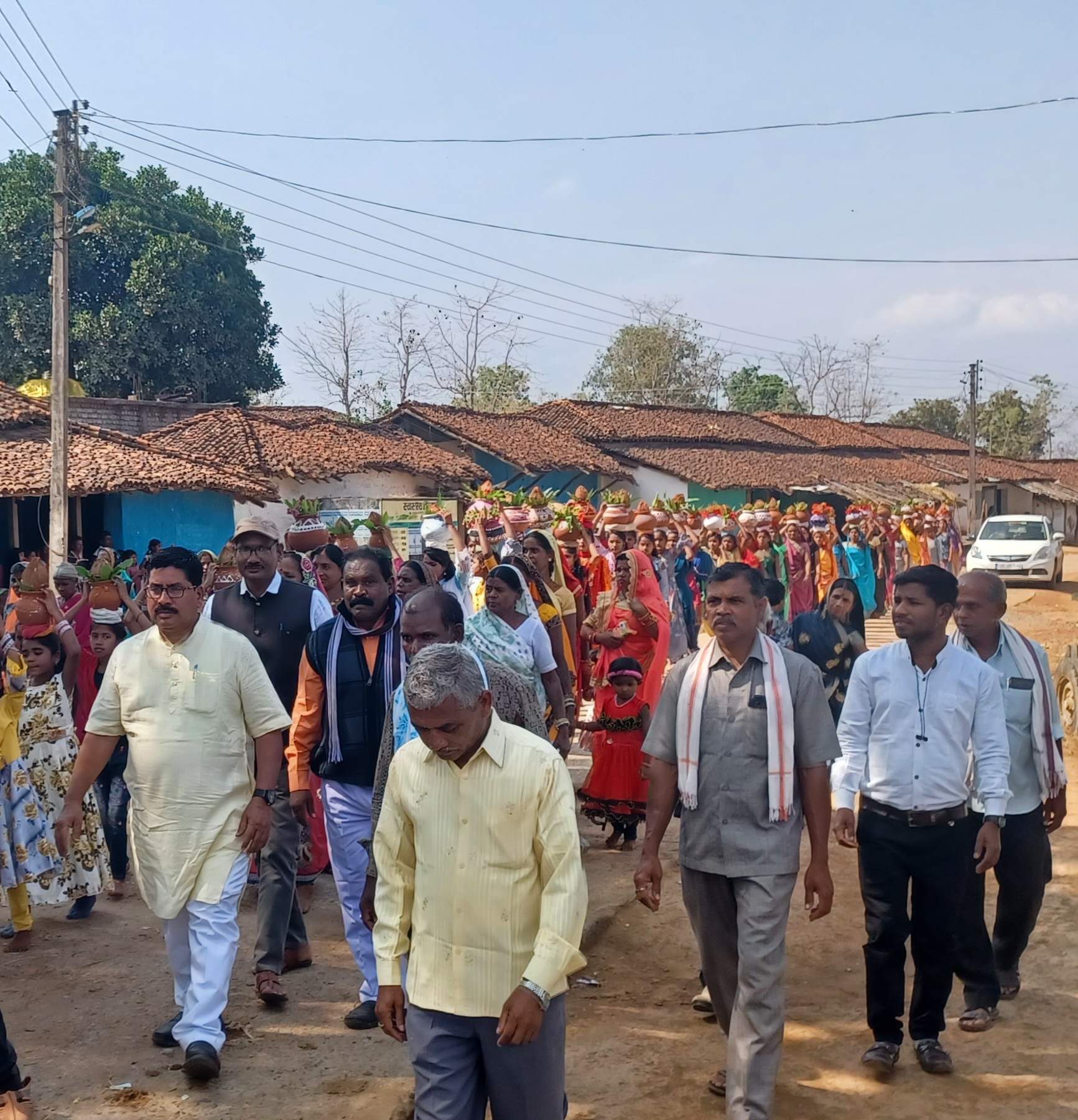 कर्मा जयंती पर गांव में निकली कलश यात्रा