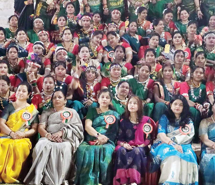 सामूहिक सुआ नृत्य, 160 से अधिक महिलाओं ने दी प्रस्तुति