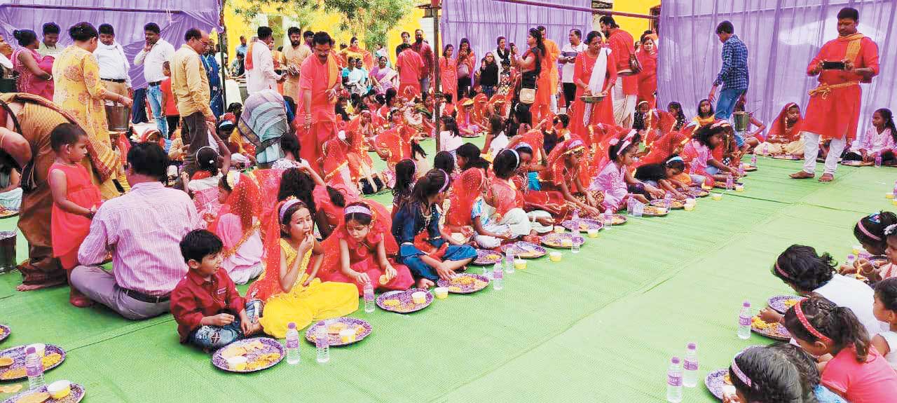 राम नवमी के पांचवें दिन 108 कन्याओं को एक साथ कराया कन्या भोज