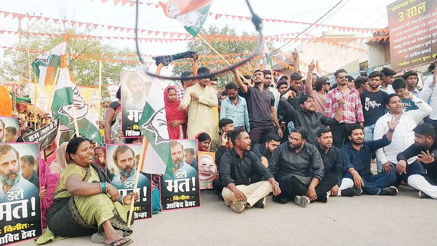 राहुल की संसदीय सदस्यता निरस्त होने से आक्रोशित कांग्रेस कार्यकर्ताओं का प्रदर्शन