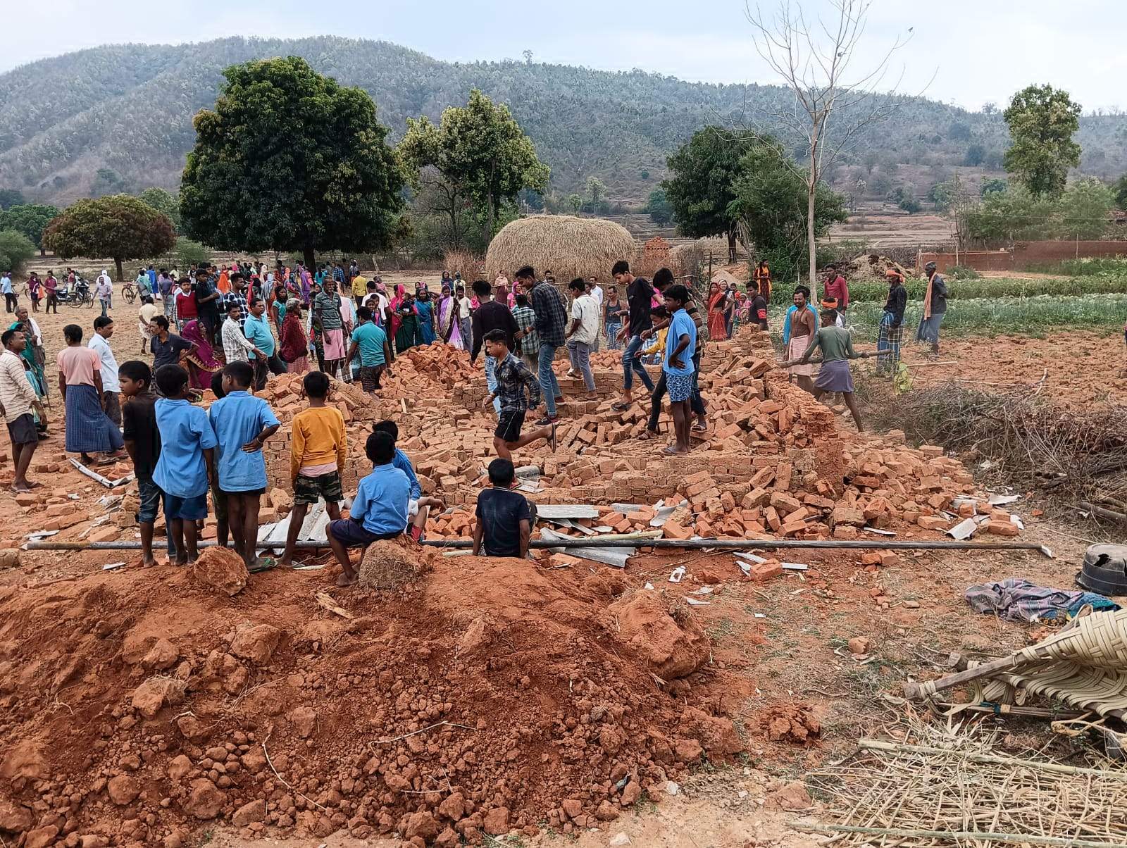 राजस्व टीम की मौजूदगी में ग्रामीणों ने हाई स्कूल खेल मैदान से मकान तोडक़र हटाया बेजा कब्जा