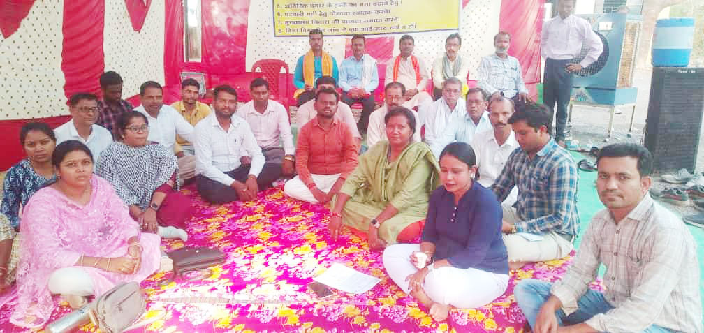 पटवारियों के हड़ताल का समर्थन देने पहुंचे भाजपा नेता रामू 