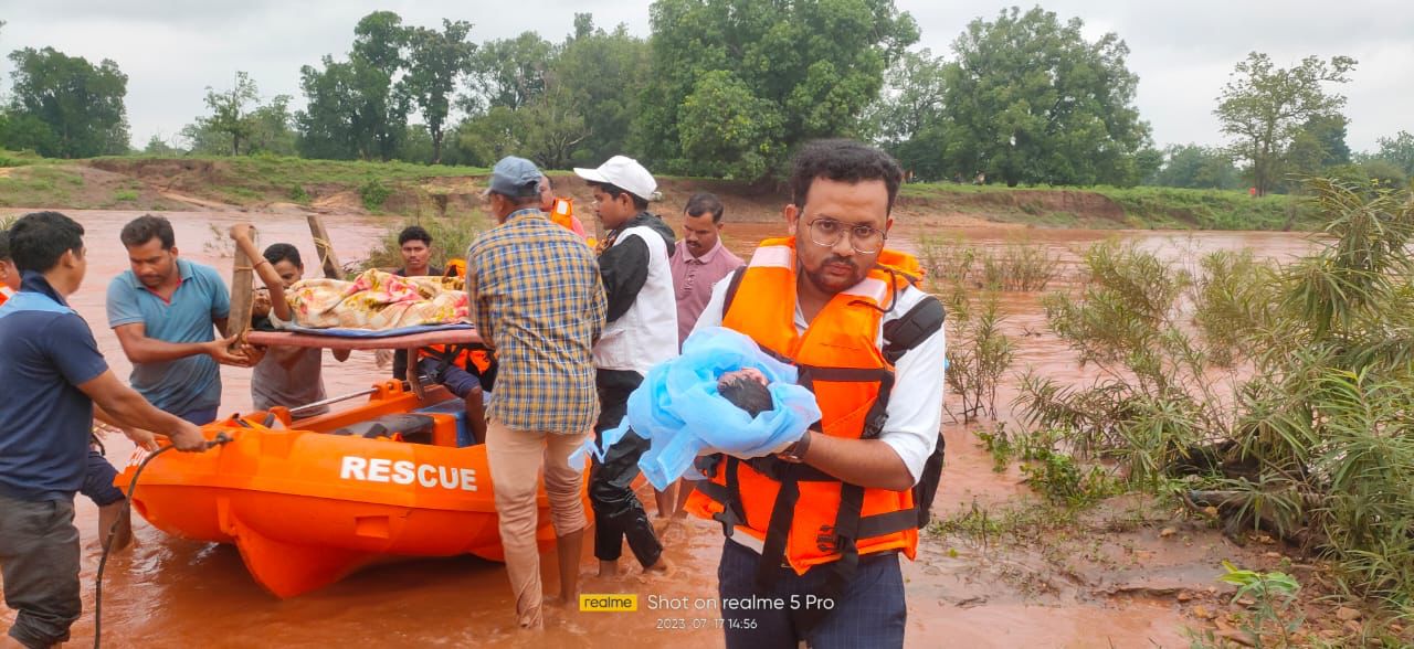 उफनती नदी से 2 गर्भवतियों को नगर सेना के जवानों ने सुरक्षित पहुंचाया अस्पताल