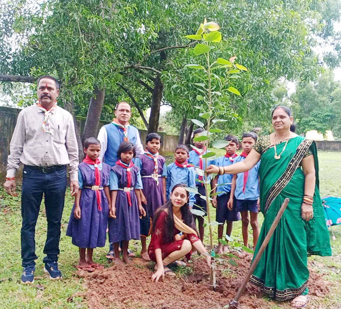 जन्मदिन पर पीपल पौधे रोपकर पर्यावरण संरक्षण का दिया संदेश