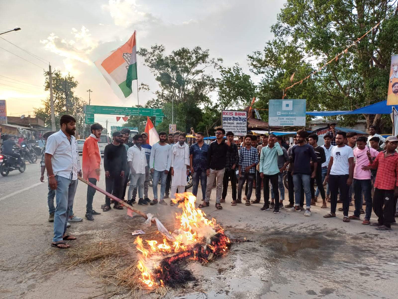 मणिपुर घटना के विरोध में एनएसयूआई का प्रदर्शन, पीएम का फूंका पुतला