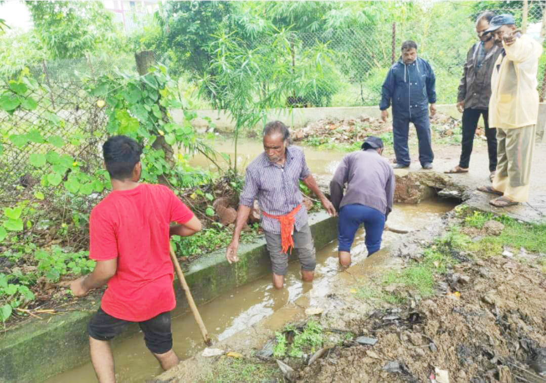 पानी निकासी के लिए जुटी रही निगम की टीम, कई स्थानों से निकासी के लिए की गई व्यवस्था