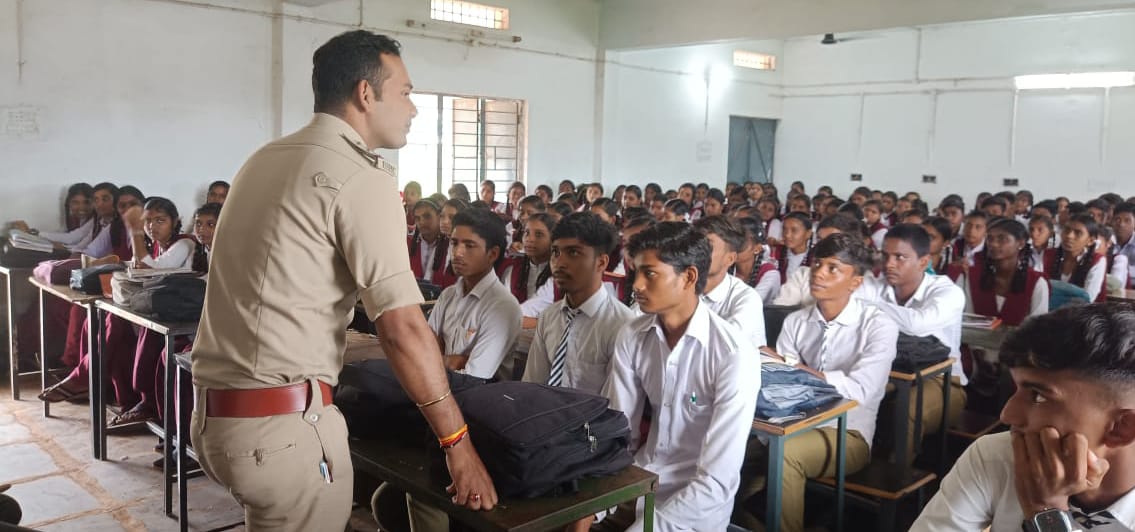 बावामोहतरा में छात्राओं को महिला सुरक्षा ऐप के संबंध में दी गई जानकारी