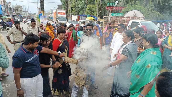 मणिपुर में हिंसक घटनाओं के विरोध में धरना-प्रदर्शन